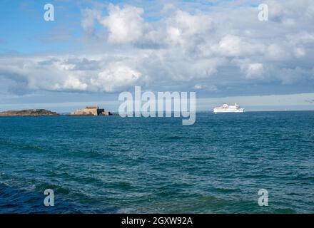 Saint-Malo, Frankreich - 14. September 2018: Die Fähre aus dem Hafen von Saint Malo am Morgen in Richtung Vereinigtes Königreich Stockfoto