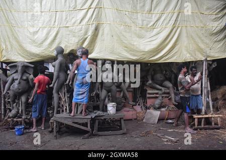 Kalkutta, Indien. Oktober 2021. Künstler werden gesehen, wie sie Durga Idole machen. Durga puja ist eines der beliebtesten Feste in Westbengalen und vor allem in Kalkutta, zu Ehren der Göttin Durga die Zeit von Navaratri gefeiert. Es wird 10 Tage lang gefeiert, aber ab dem 6. Und 9. Tag wird die Puja in voller Phase gefeiert. Kredit: SOPA Images Limited/Alamy Live Nachrichten Stockfoto