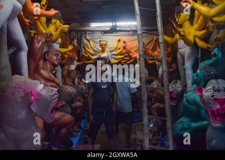 Kalkutta, Indien. Oktober 2021. Ein Blick auf ein Studio voller unvollendeter Durga-Idole.Durga puja ist eines der beliebtesten Festivals, das in Westbengalen und insbesondere in Kalkata zu Ehren der Göttin Durga zur Zeit Navaratris gefeiert wird. Es wird 10 Tage lang gefeiert, aber ab dem 6. Und 9. Tag wird die Puja in voller Phase gefeiert. Kredit: SOPA Images Limited/Alamy Live Nachrichten Stockfoto