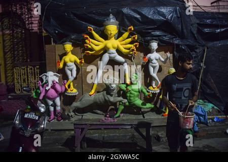 Kalkutta, Indien. Oktober 2021. Ein Künstler wird gesehen Färbung Durga Idole. Durga puja ist eines der beliebtesten Feste in Westbengalen und vor allem in Kalkutta, zu Ehren der Göttin Durga die Zeit von Navaratri gefeiert. Es wird 10 Tage lang gefeiert, aber ab dem 6. Und 9. Tag wird die Puja in voller Phase gefeiert. Kredit: SOPA Images Limited/Alamy Live Nachrichten Stockfoto