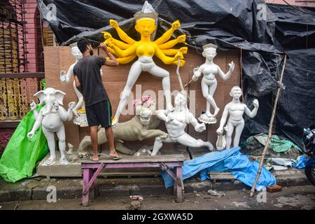 Kalkutta, Indien. Oktober 2021. Ein Künstler wird gesehen Färbung Durga Idole. Durga puja ist eines der beliebtesten Feste in Westbengalen und vor allem in Kalkutta, zu Ehren der Göttin Durga die Zeit von Navaratri gefeiert. Es wird 10 Tage lang gefeiert, aber ab dem 6. Und 9. Tag wird die Puja in voller Phase gefeiert. Kredit: SOPA Images Limited/Alamy Live Nachrichten Stockfoto