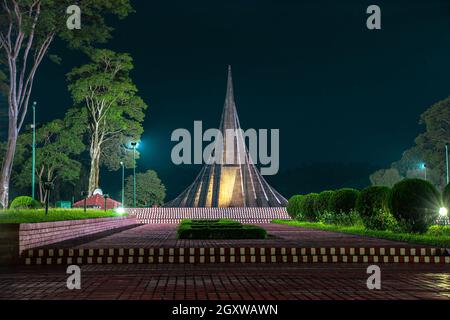 Nachtbild des National Martyrs' Memorial of Bangladesh . Stockfoto