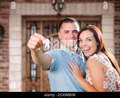 Junge militärische Paar Vor der Haustür der Neuen Haus Holding Keys. Stockfoto