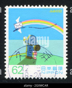 JAPAN - UM 1993: Von Japan gedruckte Briefmarke zeigt Menschen, Brief, Regenbogen, um 1993 Stockfoto