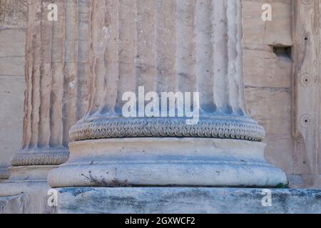 Ionischen Säule mit Basis, in der Regel, besteht aus der Basis, dem Stamm und der Hauptstadt (in ionischer Architektur), Erechtheum, Akropolis, Athen. Stockfoto