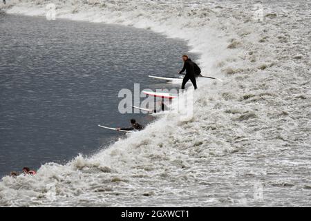 Surfer im kalten Wasser reiten auf einer gebohrten Gezeitenwelle im Turnagain Arm des Cook Inlet, Anchorage, Alaska, USA Stockfoto