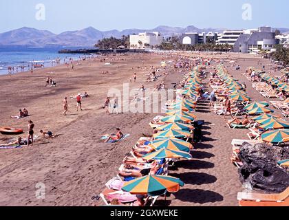 Blick am Strand (Playa Blanca), Puerto del Carmen, Lanzarote, Spanien. Stockfoto