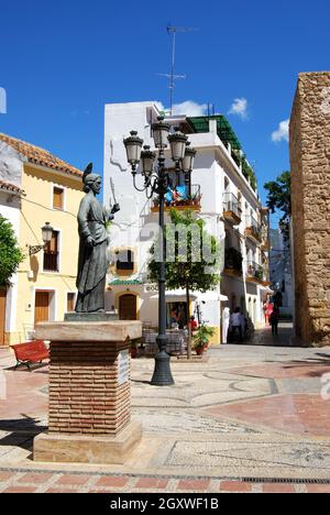 Statue des Heiligen Bernard in Church Square, Marbella, Costa del Sol, Provinz Malaga, Andalusien, Spanien in Westeuropa. Stockfoto