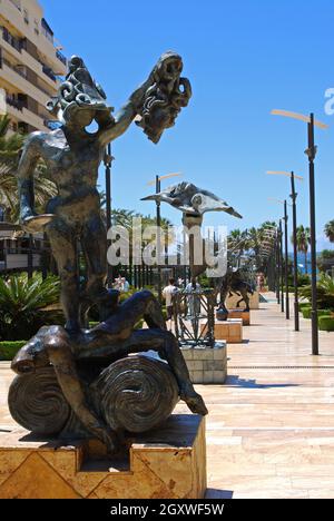 Salvador Dali Skulpturen entlang der Avenida del Mar, Marbella, Costa del Sol, Provinz Malaga, Andalusien, Spanien in Westeuropa. Stockfoto