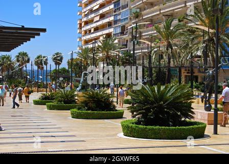 Salvador Dali Skulpturen entlang der Avenida del Mar, Marbella, Costa del Sol, Provinz Malaga, Andalusien, Spanien in Westeuropa. Stockfoto