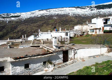 Traditionelle Stadthäuser im Dorfzentrum, Capileira, Spanien. Stockfoto