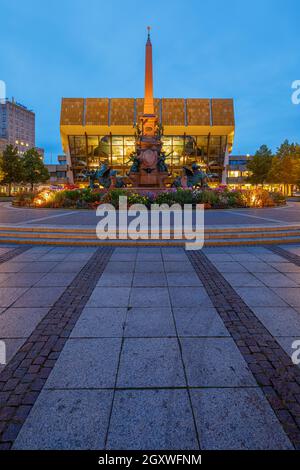 Innenstadt in Leipzig am Abend blaues Stundenlicht mit dem Mende-Brunnen, der sich am Augustusplatz vor dem Gewandhaus befindet. Das ist es Stockfoto