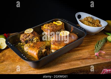 Knusprig gebratene Schweineknöchel aus dem Ofen Stockfoto