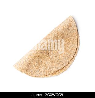 Vollkorn-Tortilla wickelt isoliert auf weißem Hintergrund. Stockfoto