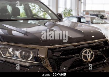 Russland, Izhevsk - 30. September 2021: Neue moderne Autos im Toyota-Showroom. Moderne Verkehrsmittel. Berühmte Weltmarke. Stockfoto