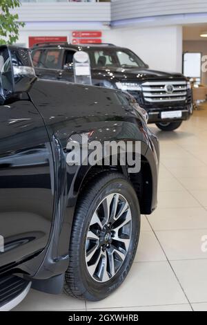 Russland, Izhevsk - 30. September 2021: Neue moderne Offroad-Autos im Toyota-Showroom. Moderne Verkehrsmittel. Berühmte Weltmarke. Stockfoto