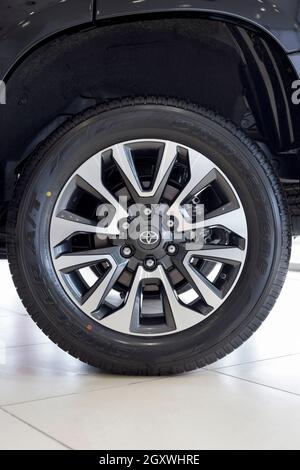 Russland, Izhevsk - 30. September 2021: Toyota Showroom. Das Rad des Land Cruiser Prado Autos. Leichtmetallfelge und Bridgestone-Reifen. Berühmte Weltmarke. Stockfoto