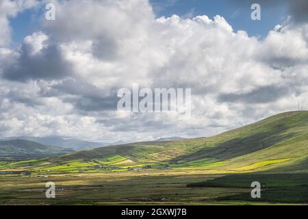 Blick von den Kerry Cliffs auf die umliegenden Hügel mit grünen Feldern, Weiden und Bauernhöfen, die Halbinsel Iveragh, Portmagee, Ring of Kerry, Irland Stockfoto