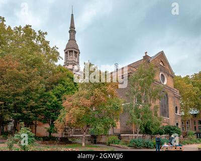 St. Leonard's Kirche, an der Kreuzung von Shoreditch High Street mit Hackney Road, in Shoreditch, Hackney. Das heutige Gebäude stammt aus dem Jahr 1740. Stockfoto