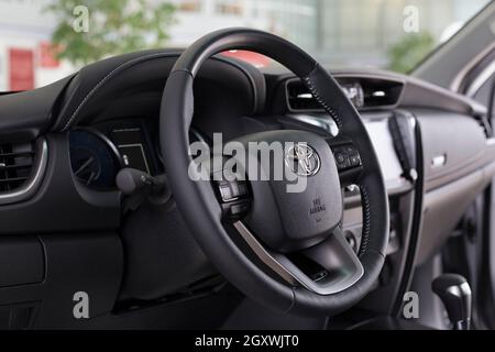 Russland, Izhevsk - 30. September 2021: Toyota Showroom. Lenkrad und Innenraum des neuen Offroad-Fortuners im Händlerraum. Moderne Verkehrsmittel. Stockfoto