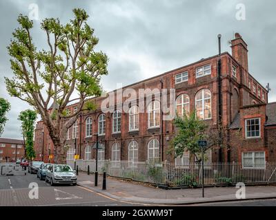 Rochelle Street Primary School, in Arnold Circus, Weavers, Tower Hamlets. Denkmalgeschütztes Gebäude der Klasse II. Früher eine Schule, jetzt ist es eine kommunale Kunsteinrichtung. Stockfoto