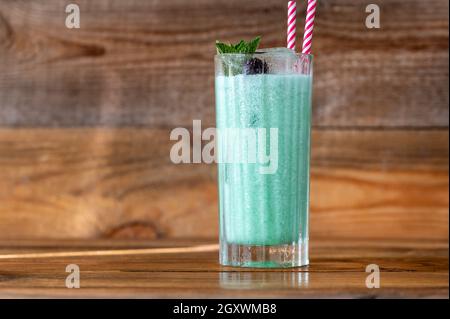 Glas des blauen hawaiianischen Cocktails auf Holzhintergrund Stockfoto