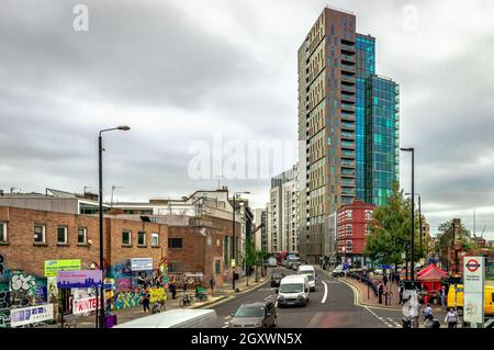 Blick auf die Bethnal Green Rd in Shoreditch. Es ist eine Handelsstraße, die nach Bethnal Green führt. Die Sclater St befindet sich auf der rechten Seite. Moody Sky, hektischen Straßen. Stockfoto