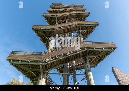 Aussichtsturm 'Weißer Tannenturm' im Garten der beiden Ufer in Kehl. Deutschland. Stockfoto