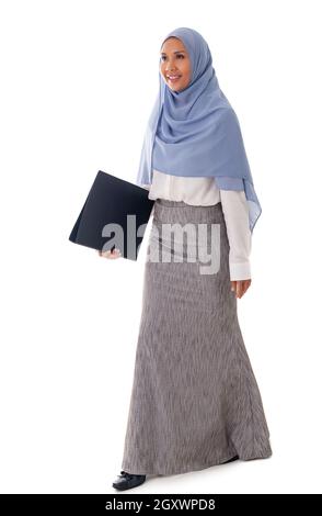 Volle Länge der jungen glücklich asiatische muslimische Frau zu Fuß mit schwarzen Ordner in der Hand mit Dokumenten isoliert weißen Hintergrund Stockfoto