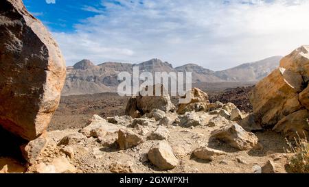 Blick vom hohen Berg auf felsigen Dessert und Tal bei schönem Tag. Stockfoto