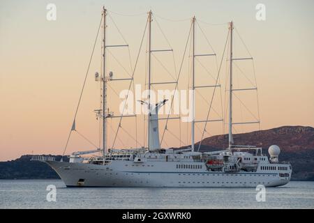 Wunderschönes Boot am Golf von Milos Hafen, Griechenland Stockfoto