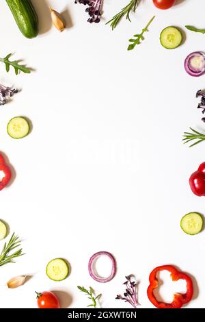 Kreatives Layout von Tomaten, Gurken, Paprika, Avocados und Salaten. Flach legen. Food-Konzept. Platz für Ihren Text. Stockfoto