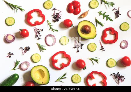 Kreatives Layout von Tomaten, Gurken, Paprika, Avocados und Salaten. Flach legen. Food-Konzept. Platz für Ihren Text. Stockfoto