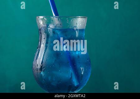 Blauer kalter Cocktail im Glas mit Eis und klarem Tau Tropfen auf Glas Stockfoto