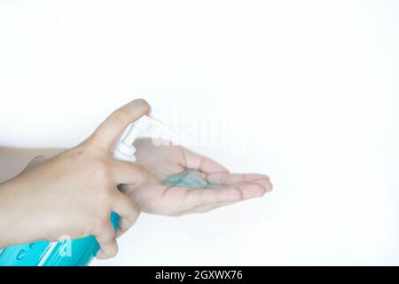 Alkoholgel. Hände reinigen ein Finger, der Desinfektionsmittel auf die Hand pumpt. Verhindern Sie die Ausbreitung von Keimen und Bakterien zu beseitigen und Infektionen zu vermeiden Coronavir Stockfoto