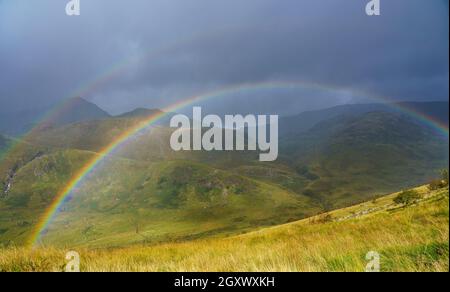 Malerischer Blick mit einem doppelten Regenbogen über Täler und Berge im Snowdonia Nationalpark Wales Stockfoto