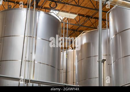 Großes Bier Brauerei Gärtanks im Lager Stockfoto