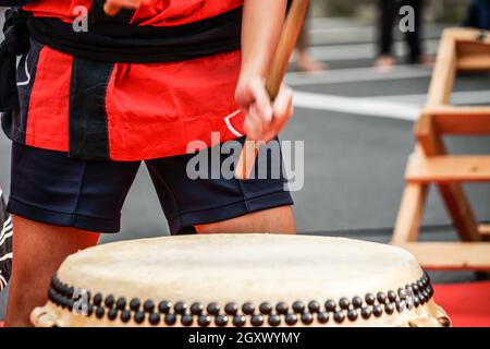 Bilder von Kindern, die den Taiko getroffen haben. Drehort: Metropolregion Tokio Stockfoto