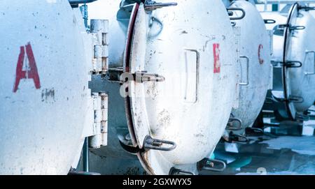 Hochdruck-Verarbeitung oder Hochhydrostatik-Druckmaschine für Lebensmittel. Metalltank in der Lebensmittelfabrik. Lebensmittelkonservierung von pasteur Stockfoto