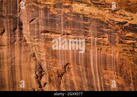 Vertikale Markierungen in großen roten und orangen Steinwänden Stockfoto
