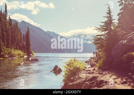 Wanderung zum türkisblauen Wasser der malerischen Garibaldi Lake in der Nähe von Whistler, BC, Kanada. Sehr beliebte Wanderung Ziel in British Columbia. Stockfoto