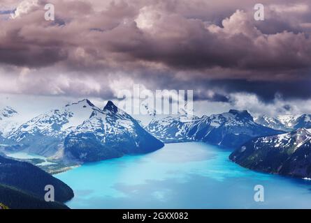 Wanderung zum türkisblauen Wasser der malerischen Garibaldi Lake in der Nähe von Whistler, BC, Kanada. Sehr beliebte Wanderung Ziel in British Columbia. Stockfoto