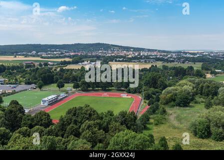 Blick vom Schloss Friedberg auf eine Sportanlage und die Stadt Bad Nauheim, Hessen, Deutschland Stockfoto