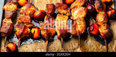 Gebratenes Fleisch auf Holzspießen.leckere Kebabs in Pflaumensoße Stockfoto