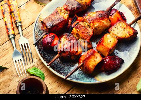 Gebratenes Fleisch auf Holzspießen.leckere Kebabs in Pflaumensoße Stockfoto