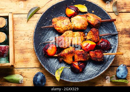 Gebratenes Fleisch auf Holzstäbchen, Kebabs in Pflaumensoße. Schweinefleisch Barbecue Stockfoto