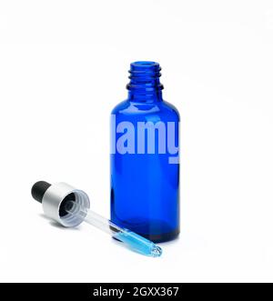 Glaspipette mit flüssiger und transparenter leerer blauer Flasche auf weißem Hintergrund. Behälter für Kosmetika Stockfoto