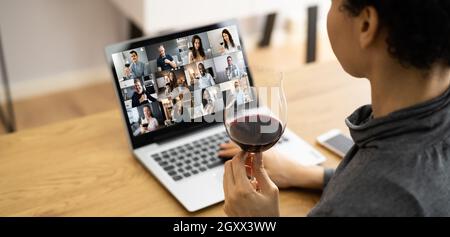 Virtuelle Online-Videokonferenz Zur Weinprobe Mit Freunden Stockfoto