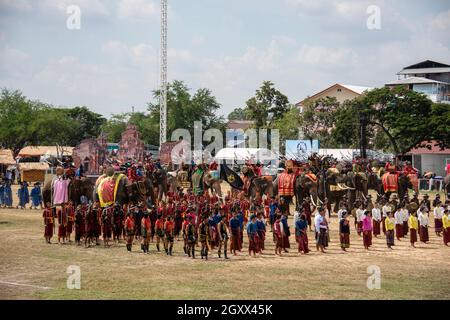 Surin, Thailand Nov 18, 2018 : die Parade auf dem Elephant's Back Festival findet statt, wenn Elefanten während des jährlichen Elephant Roundup am 18. November 2018 in Stockfoto