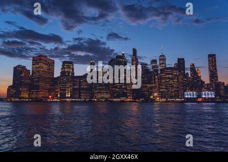 Stadtbild des Finanzviertels bei Sonnenuntergang mit 120 Wall Street, Continental Center und Freedom Tower bei Nacht, Manhattan, New York, USA Stockfoto